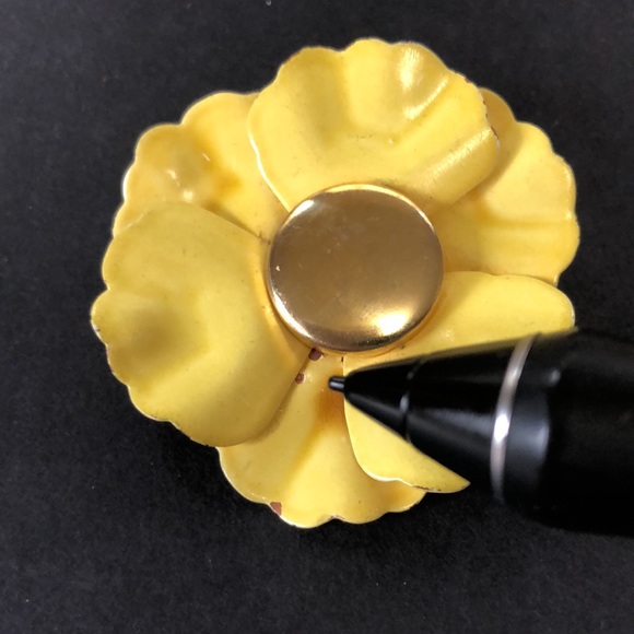 Vintage MCM Painted Metal Flower Brooch and Clip-on Earrings Lot - Picture 5 of 11